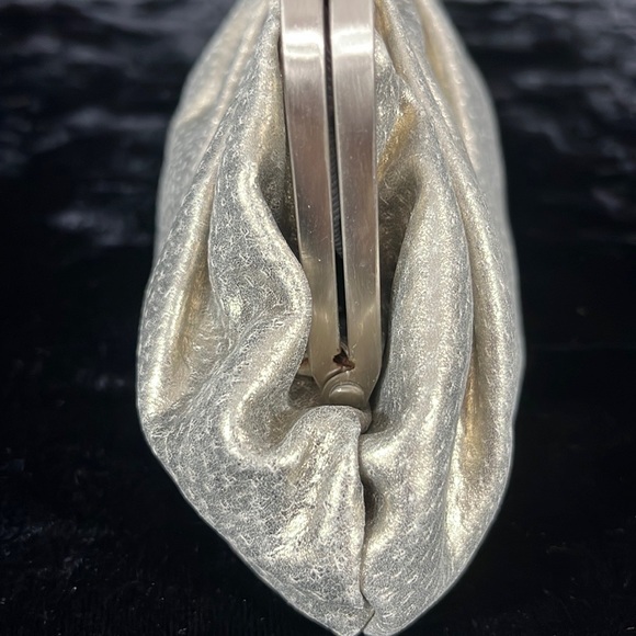 Sondra Roberts Beautiful Silver Textured Clutch - Picture 4 of 11